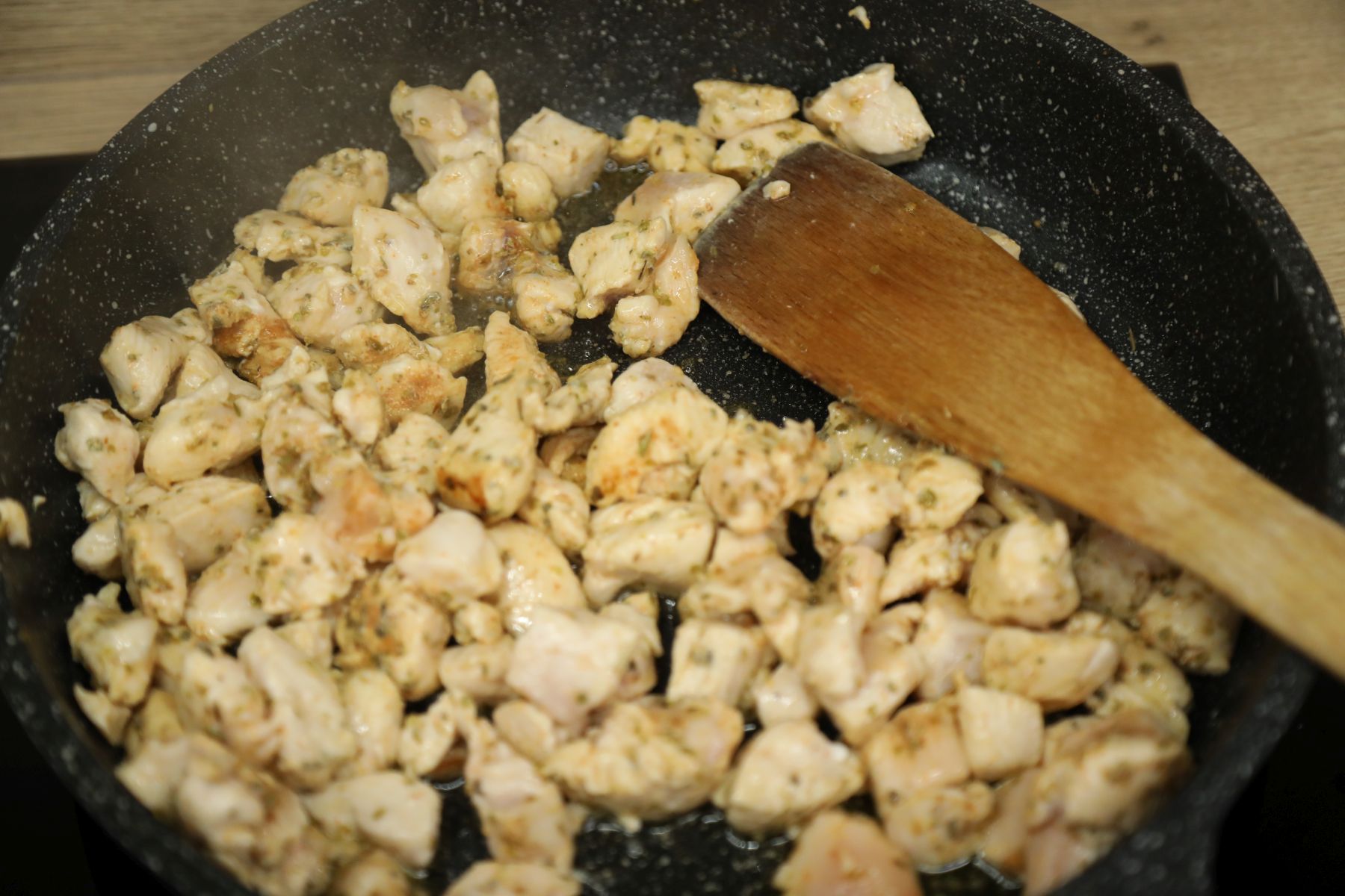 Smażenie kurczaka na risotto